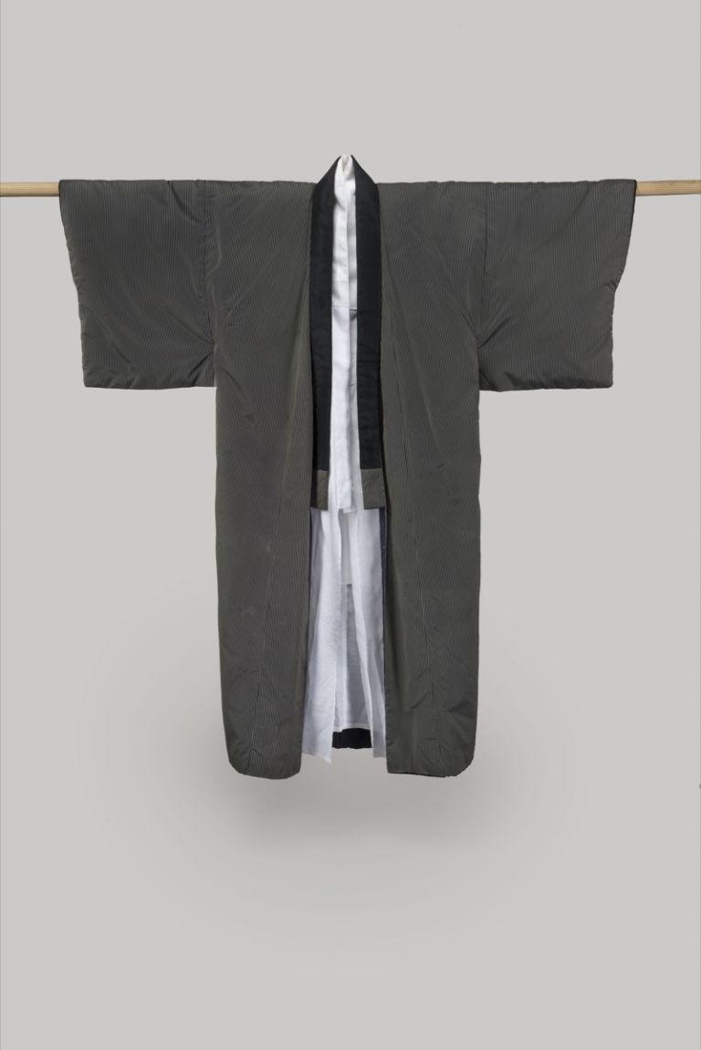 Georgia O’Keeffe clothe - Padded Kimono (Tanzen), circa 1960s–70s. Silk with woven black and gray stripe. Inner garment: Kimono. White linen (?). Georgia O’Keeffe Museum, Santa Fe, N.M.; Gift of Juan and Anna Marie Hamilton, ph. © Gavin Ashworth