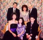 Amy Winehouse con la famiglia in una foto del 1992. Courtesy Jewish Museum, London, and Winehouse Family