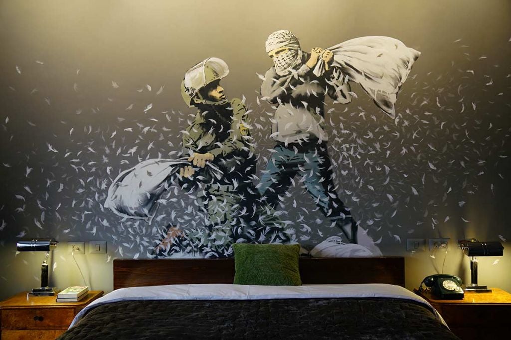 Banksy colpisce ancora. L’artista inglese apre un hotel davanti al muro di Betlemme
