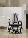 Camp 6, Immediate Mobile Force-Feeding Chair, dalla serie Guantanamo. If the Light Goes Out © Edmund Clark, courtesy Flowers Gallery, Londra & New York