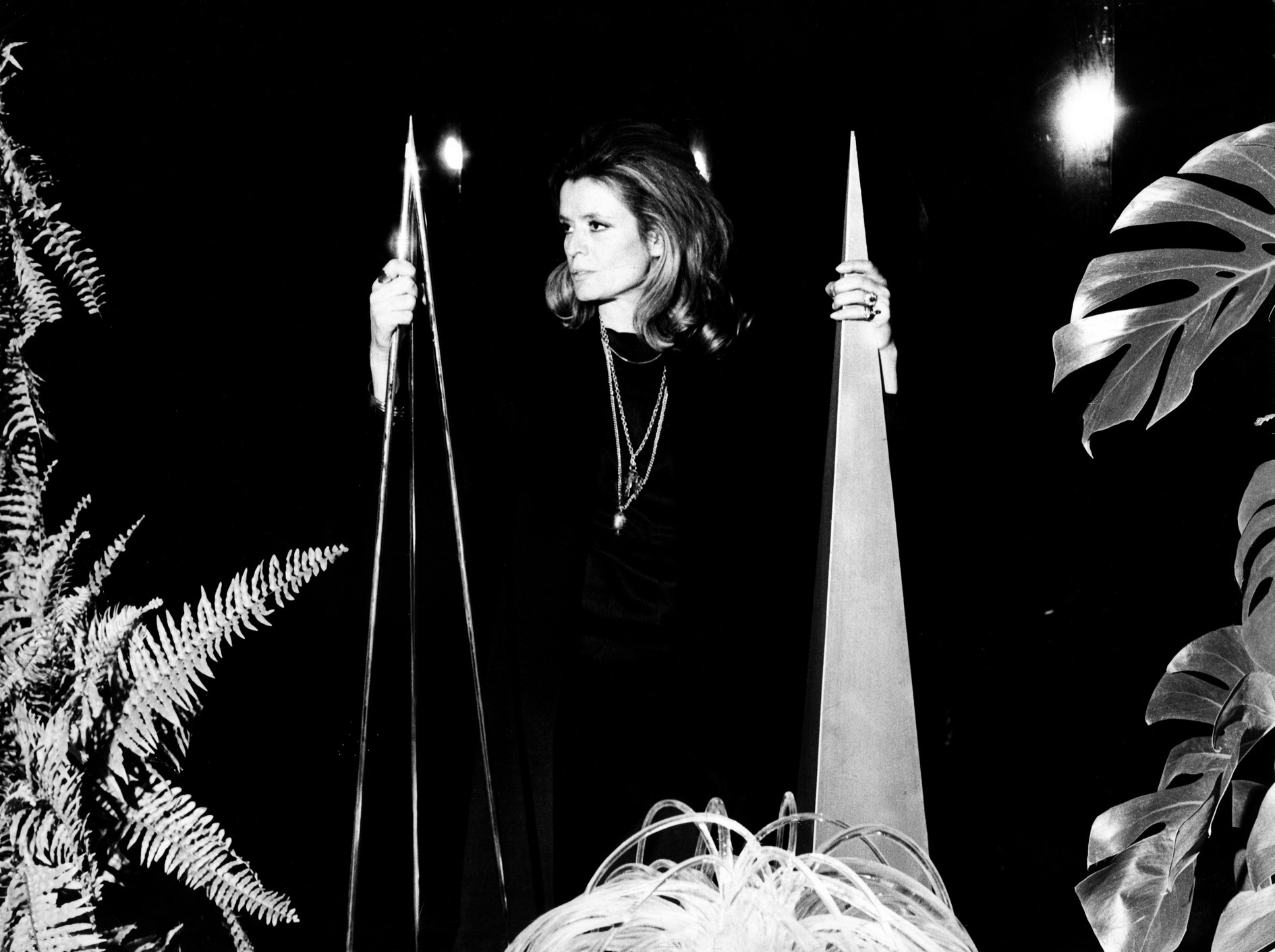 Gabriella Crespi nel 1969 tra i suoi Obelischi