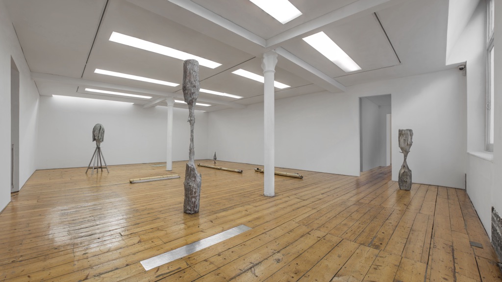 Giorgio Andreotta Calò, La scultura lingua morta, 2015. Installation view, Sprovieri, Londra