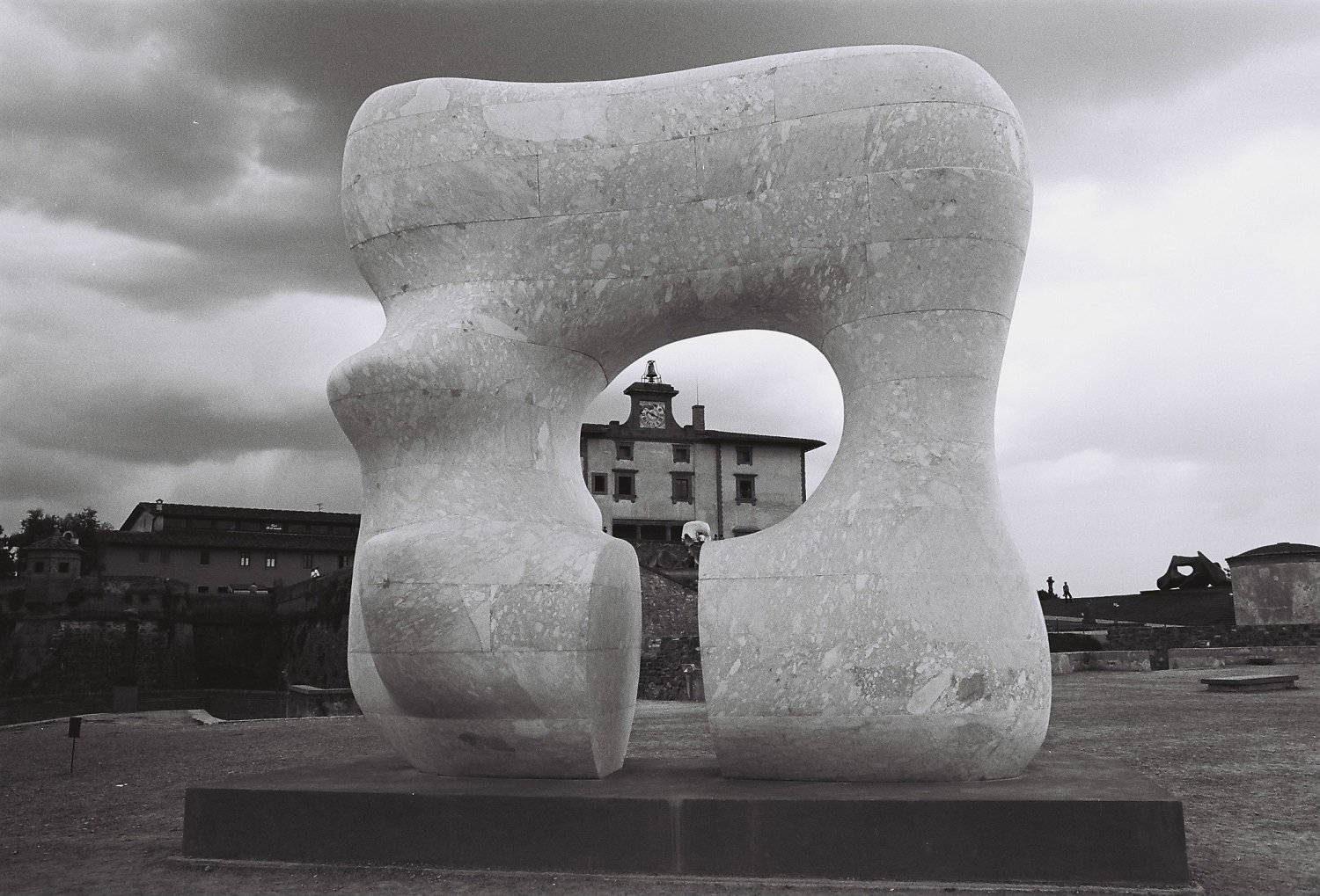 H. Moore, Square form with cut, 1972, Prato