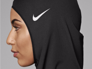 Nike inventa l’hijab per le sportive col suo logo. Target 1.6 miliardi di musulmani