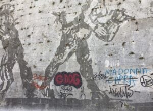 Imbrattato il muro di Kentridge sul Lungotevere a Roma. Sfregi a colpi di bombolette