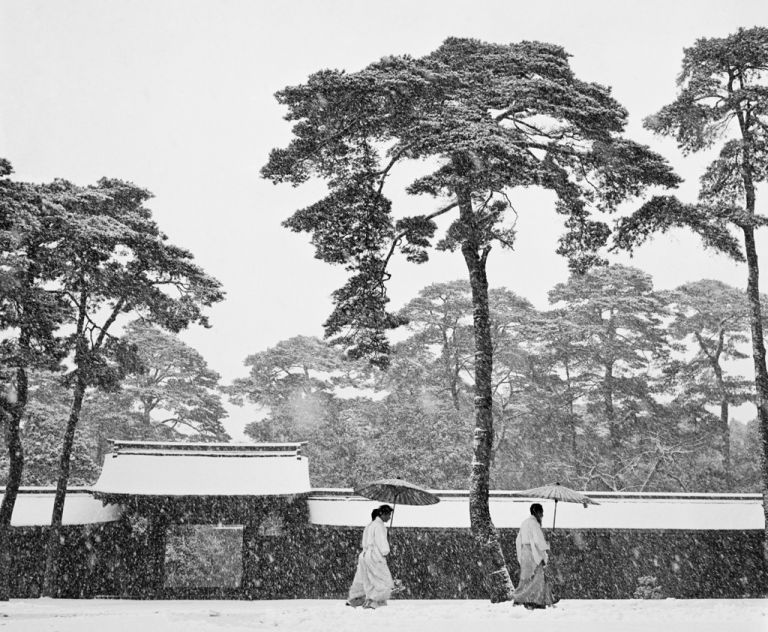 Japan. Tokyo. Courtyard of the Meiji shrine. 1951. © Werner Bischof-Magnum Photos