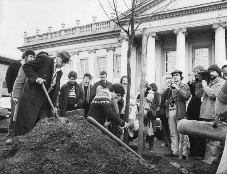 Joseph Beuys, 7000 querce, Documenta VII, Kassel, 1982