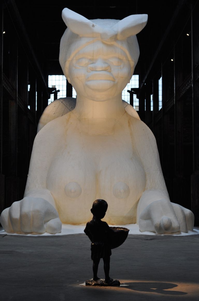 Kara Walker, A Subtlety, or the Marvelous Sugar Baby, 2014, installazione alla Domino Sugan Factory, New York - ph. by Hrag Vartanian via Flickr