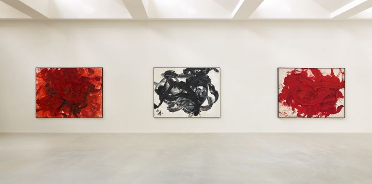 Kazuo Shiraga Axel Vervoordt Gallery Anversa veduta della mostra. Ph. ©JanLiégeois 2 Axel Vervoordt in corsa. Nuova galleria ad Anversa e un’altra mostra gioiello a Palazzo Fortuny