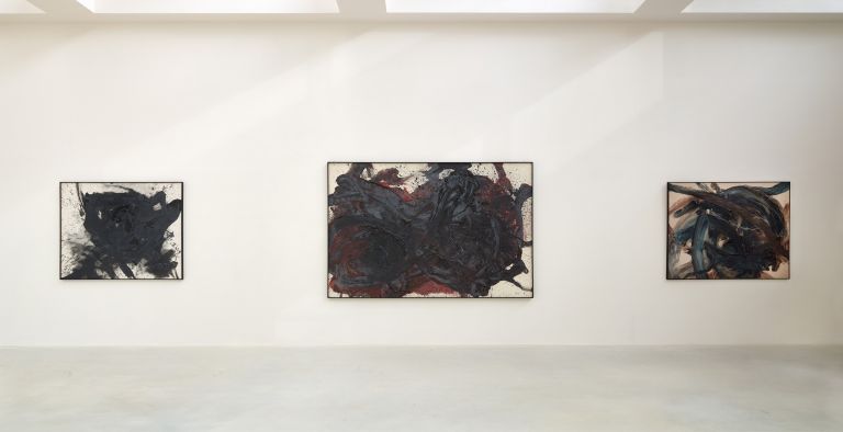 Kazuo Shiraga Axel Vervoordt Gallery Anversa veduta della mostra. Ph. ©JanLiégeois 3 Axel Vervoordt in corsa. Nuova galleria ad Anversa e un’altra mostra gioiello a Palazzo Fortuny