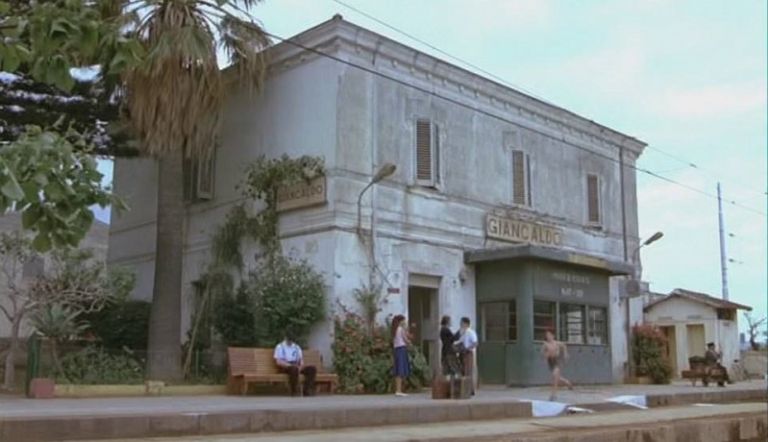 La stazione di Lascari Giacaldo in una scena di Nuovo Cinema Paradiso Ruspe sulla vecchia stazione di Nuovo Cinema Paradiso. Muore un luogo simbolo del cinema italiano