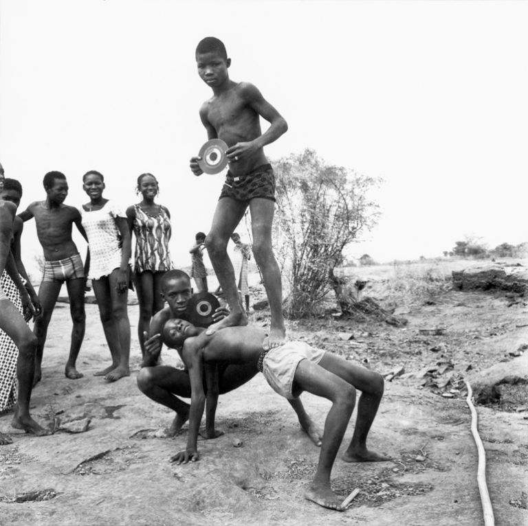 Malick Sidibé, Pique-nique à la Chenzé, 1972, cm 66x56, Collezione Privata