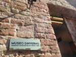 Maurizio Nannucci, Targa d’ingresso in ottone, multiplo di nove esemplari. Museo d’Inverno, Siena 2017