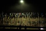 Melilla, Spagna, agosto 2014. Immigrati subsahariani cercano di scavalcare la rete di confine tra Spagna e Marocco © Giulio Piscitelli -Contrasto