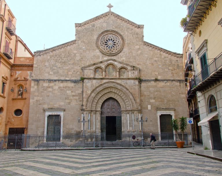 Palermo, Piazza San Francesco, la Basilica adiacente alla RizzutoGallery
