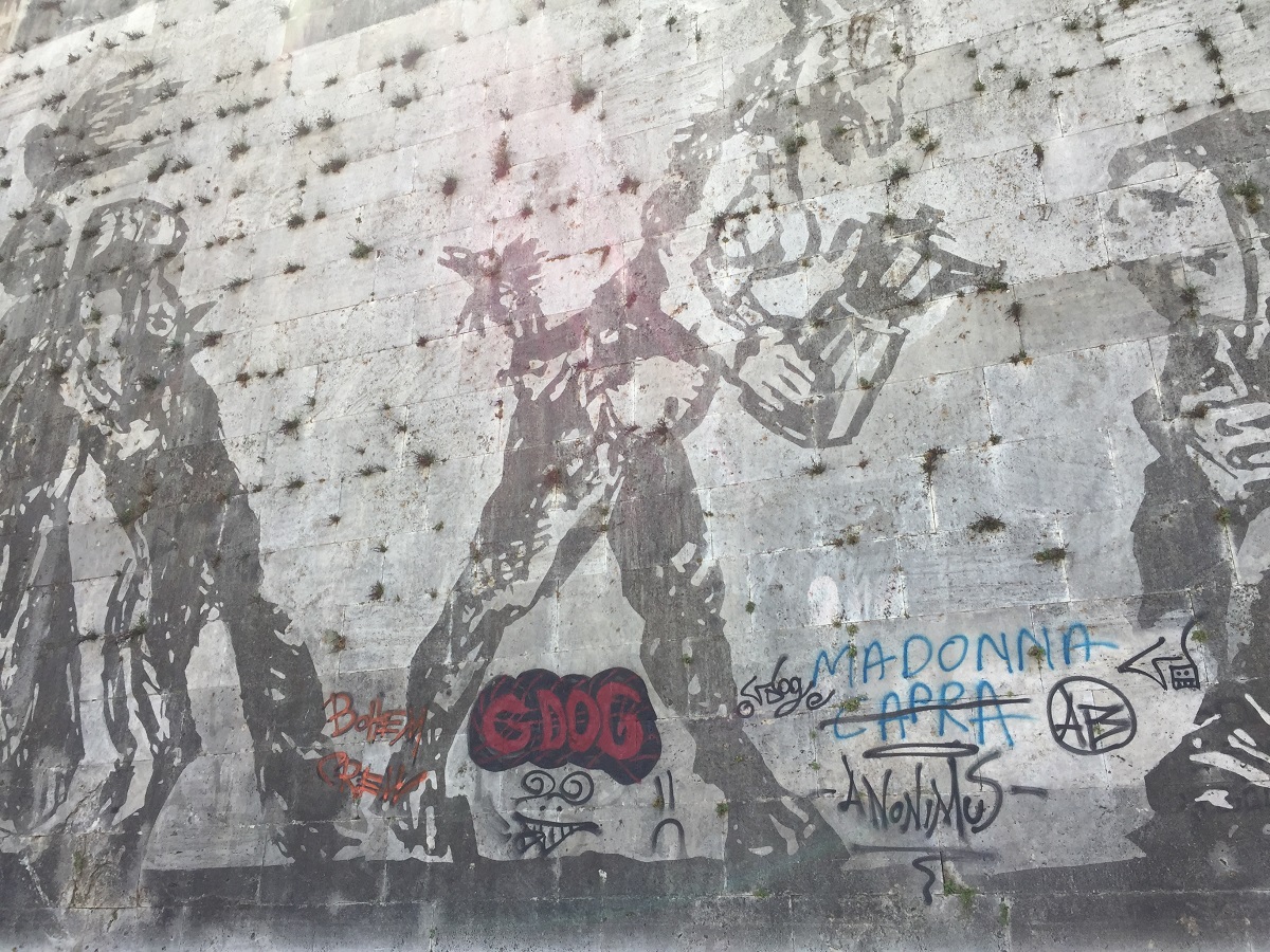 Il muro di Kentridge a Roma sfregiato dalle scritte