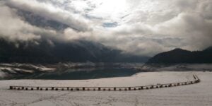 Arte in fondo a un lago svuotato tra le Dolomiti: rigenerazione culturale in Trentino