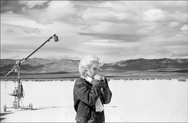 USA. Nevada. US actress Marilyn MONROE on the Nevada desert going over her lines for a difficult scene she is about to play with Clarke GABLE in the film The Misfits by John HUSTON. 1960 © Eve Arnold-Magnum Photos