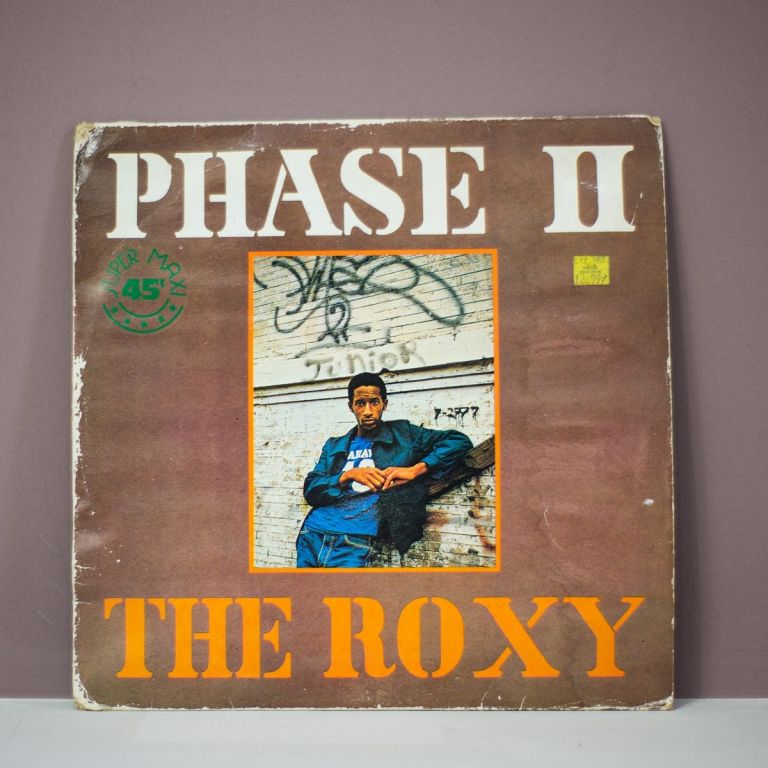 Un vecchio vinile di Phase II The Roxy Cover di dischi in mostra a Torino. Trent’anni di musica scanditi da immagini d’artista
