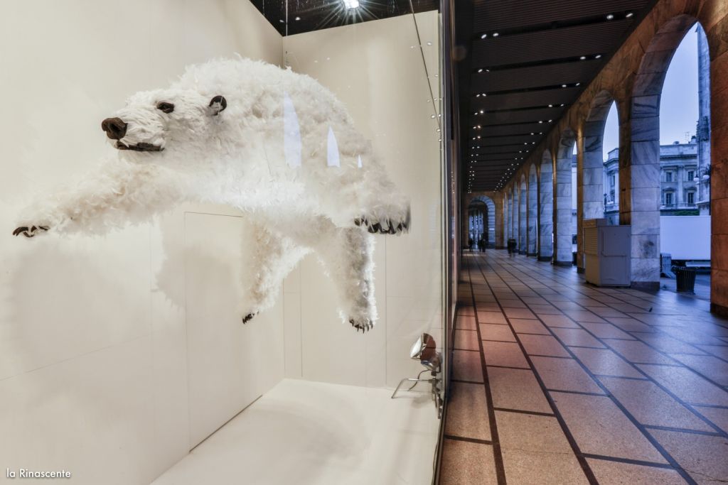 Il progetto di Paola Pivi alla Rinascente di Milano nell’anno d’oro dell’artista. Immagini e video