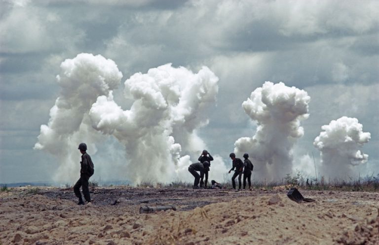 Vietnam del Sud. Bombardamento USA, dopo la battaglia di An Loc. 1972. © Bruno Barbey-Magnum Photos