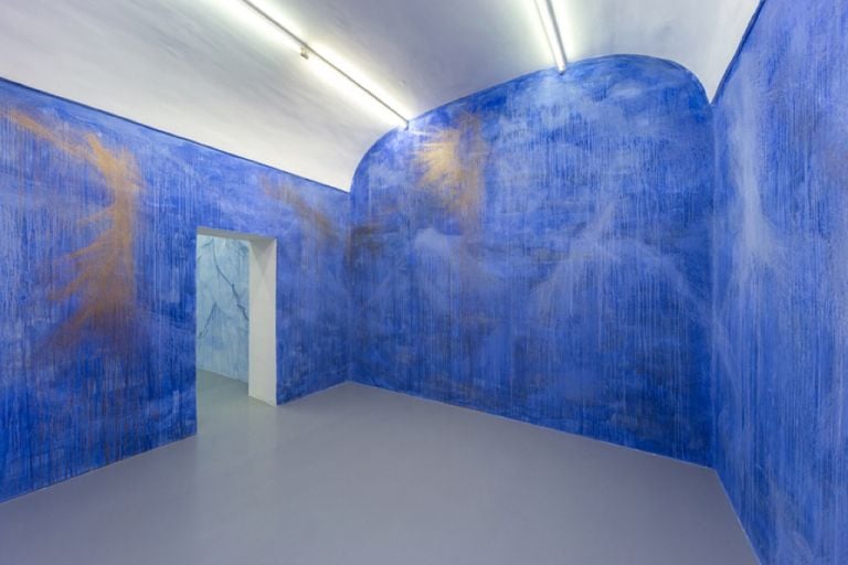 Alberto Di Fabio. Aura, 2017. Wall painting, misure ambientali. Courtesy Galleria Umberto Di Marino, Napoli. Photo Danilo Donzelli