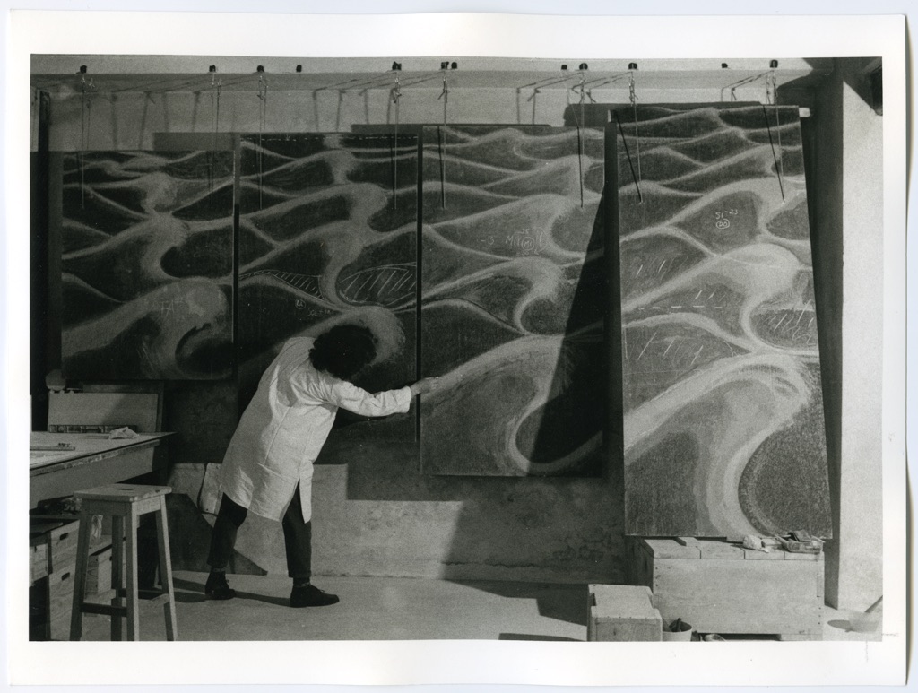 Amalia Del Ponte nel suo studio a Milano lavora ad Acqua nell'acqua, 1993