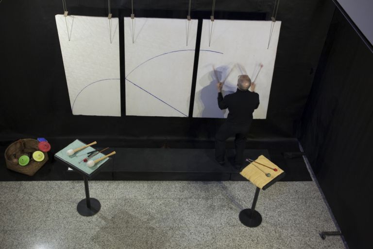 Amalia Del Ponte. Onde lunghe e brevissime. Performance di Elio Marchesini su Aria della freccia (1995). Studio Museo Francesco Messina, Milano 2017. Photo Emiliano Biondelli