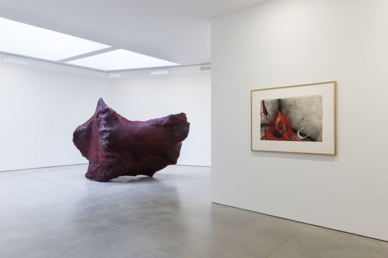 Anish Kapoor in mostra da Lisson Gallery Londra 2017. Photo Dave Morgan ©Anish Kapoor courtesy Lisson Gallery Una mostra di Kapoor a Londra, nel giorno della Brexit. Lettura politica per le sue opere crude?