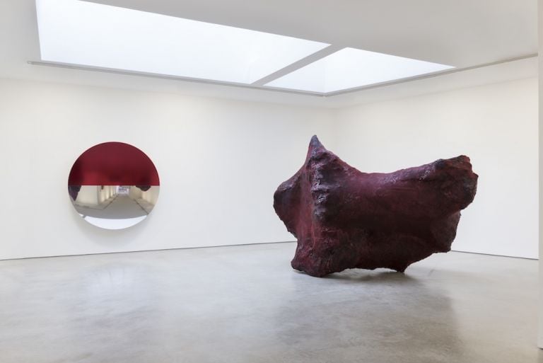 Anish Kapoor in mostra da Lisson Gallery Londra 2017. Photo Dave Morgan ©Anish Kapoor courtesy Lisson Gallery 2 Una mostra di Kapoor a Londra, nel giorno della Brexit. Lettura politica per le sue opere crude?