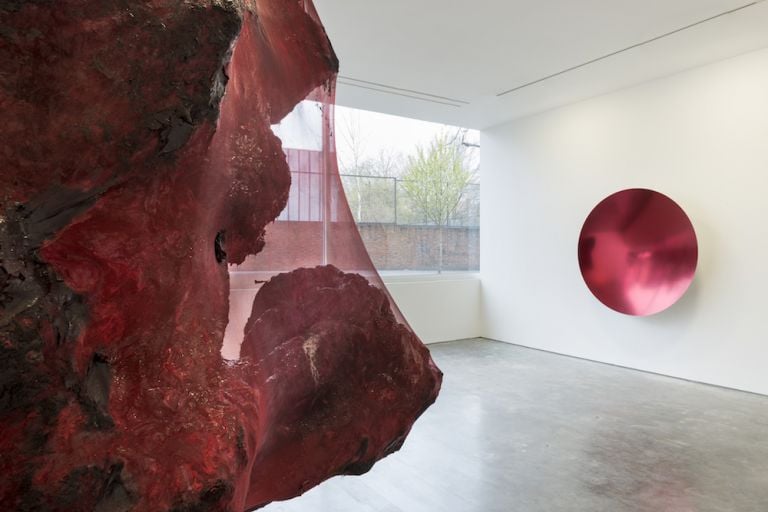 Anish Kapoor in mostra da Lisson Gallery, Londra, 2017. Photo Dave Morgan, ©Anish Kapoor, courtesy Lisson Gallery