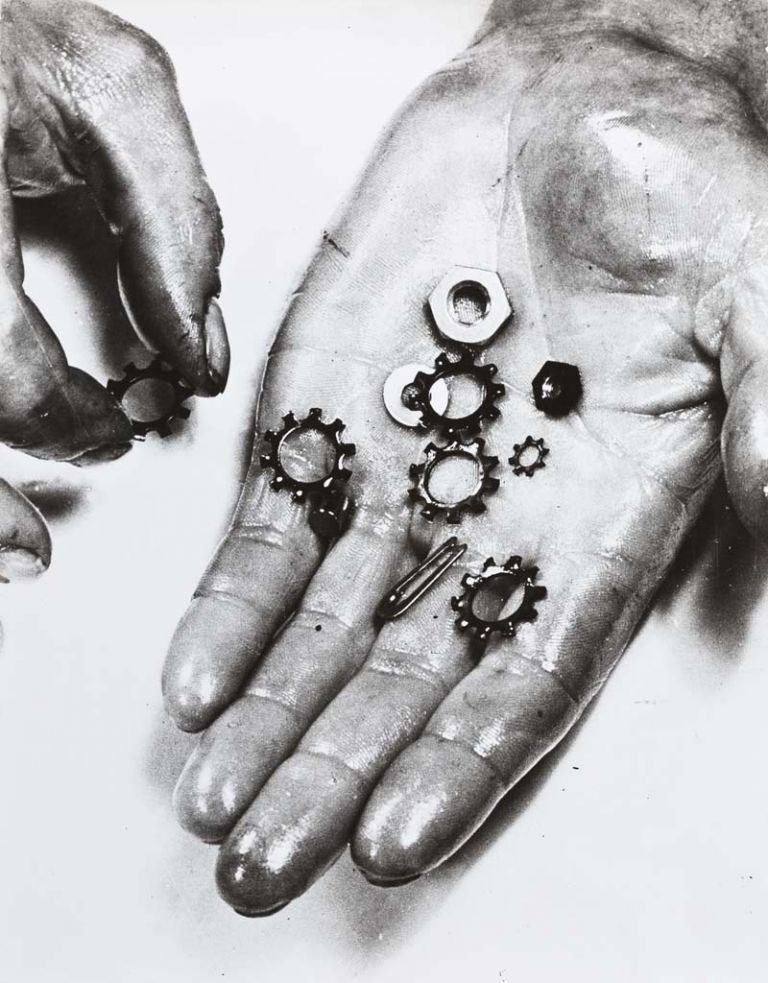 Anton Stankowski, (Gelsenkirchen, Germania, 1906 – Esslingen am Neckar), Germania, 1998, Gioielli, 19301960, Stampa ai sali d’argento, 29,4 × 37,9 cm © Stankowski-Stiftung