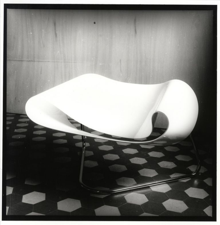 Cesare Leonardi e Franca Stagi, Nastro (Ribbon Chair), 1961. Vetroresina e acciaio, 72 x 99 x 69 cm. Courtesy Archivio Architetto Cesare Leonardi. Foto Cesare Leonardi