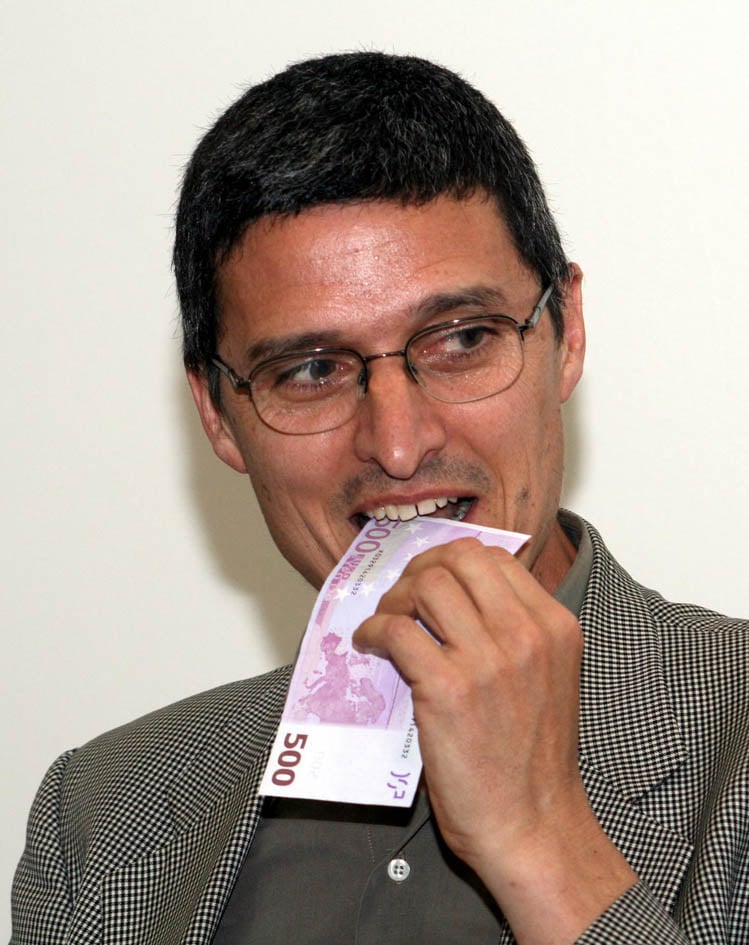 Cesare Pietroiusti, Eating money