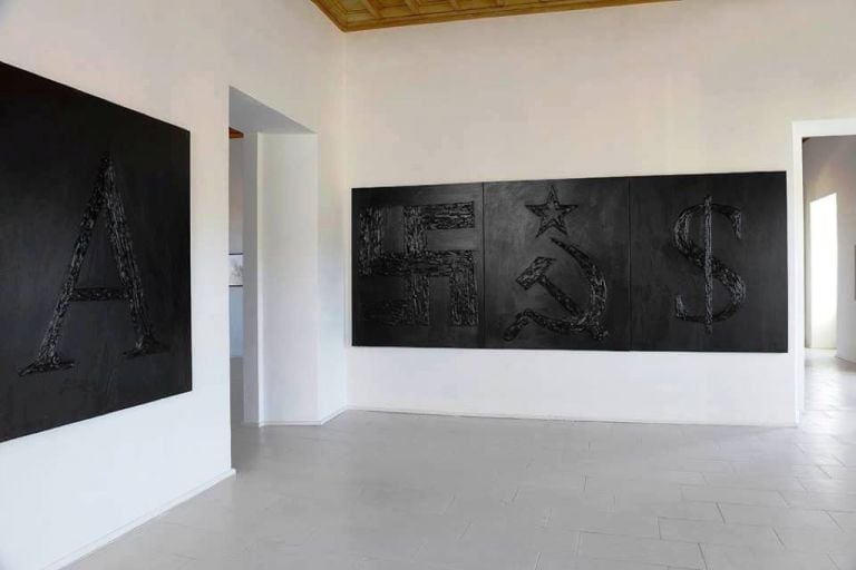 Cortesie per gli ospiti. Installation view at Palazzo Collicola, Spoleto 2017. Photo Michele Sereni