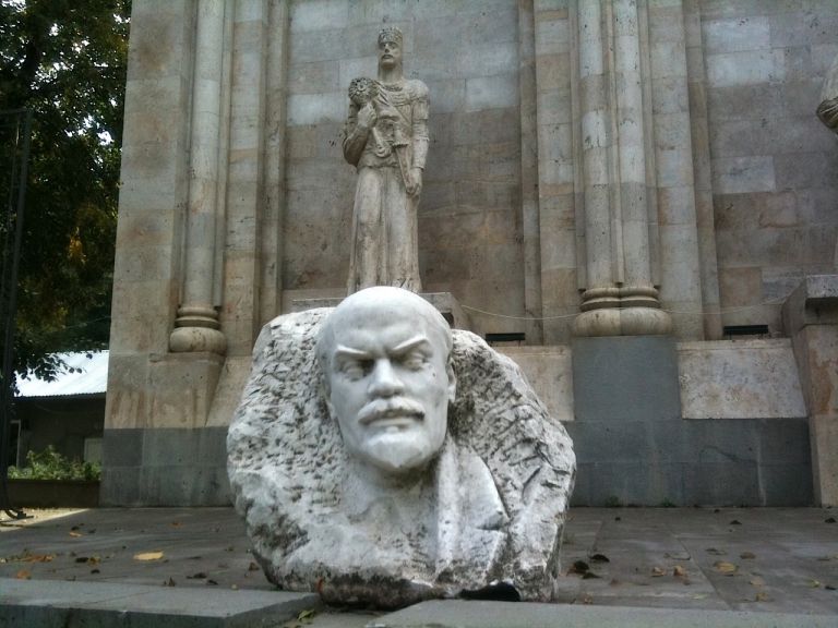 Doppi simboli a Dilajan, Armenia. Photo Claudia Zanfi