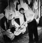 Dora Maar, Picasso de pie trabajando en el Guernica en su taller de Grands-Augustins, Parigi 1937. Museo Nacional Centro de Arte Reina Sofía, Madrid. (c) Dora Maar, VEGAP, Madrd, 2017