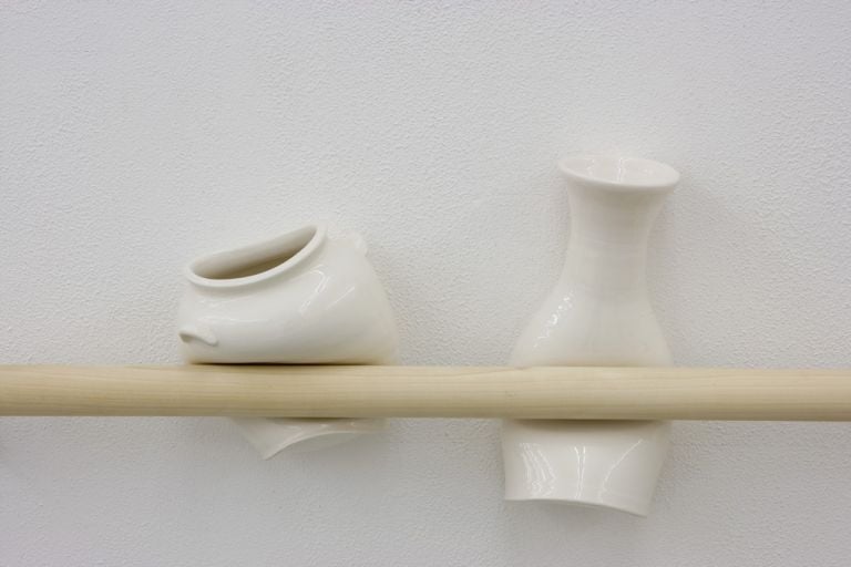 Francesco Carone, Comasti, 2015 enameled ceramic, toulipier wood, iron cm 30 x 630 x 12, (dimensions variable), detail