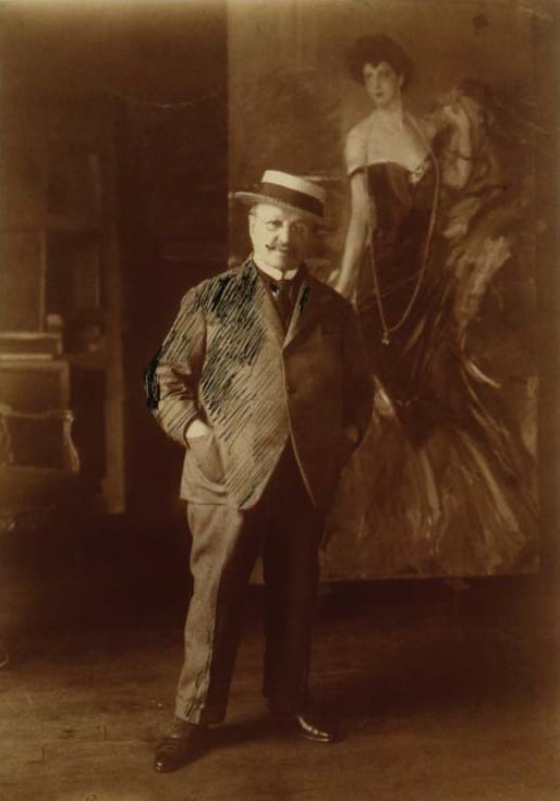 Giovanni Boldini fotografato nel suo studio, con la versione intermedia del ritratto di Franca Florio