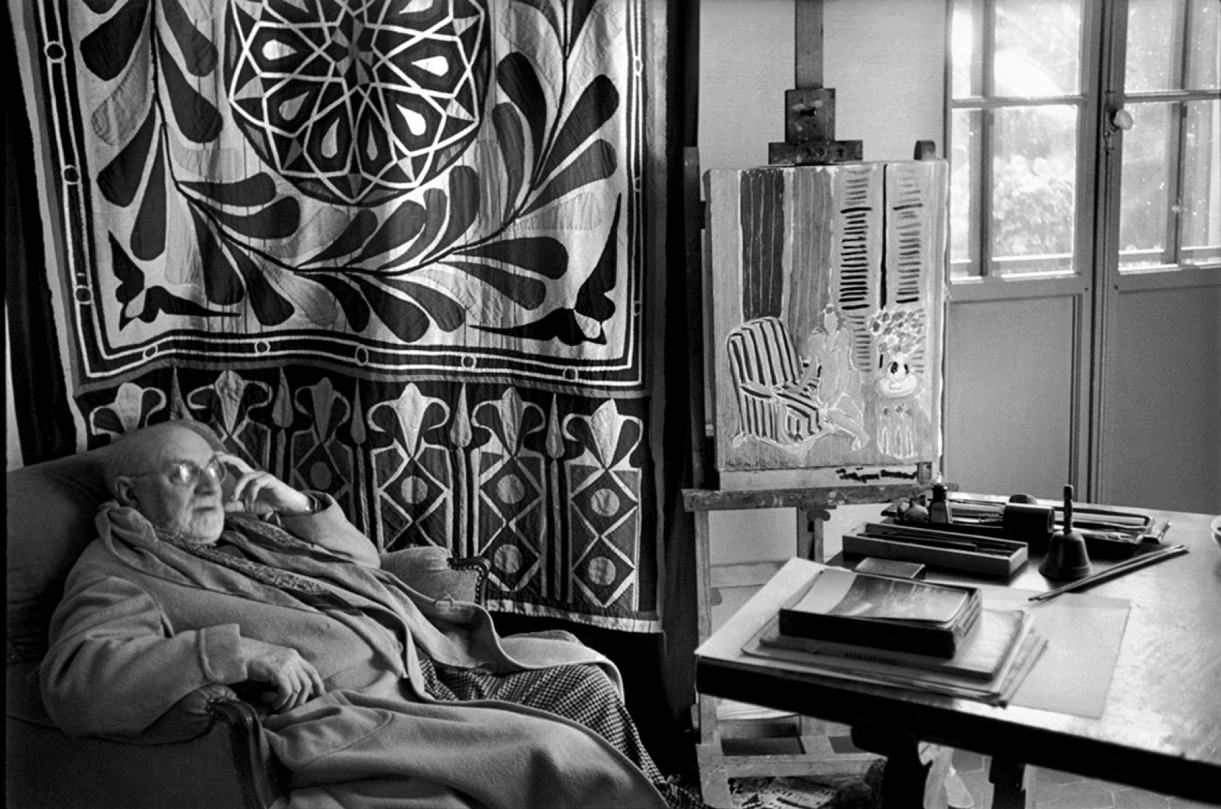 Henri Cartier Bresson, Matisse at home in front of his egyptian curtain, Villa La Reve, Vence, 1944