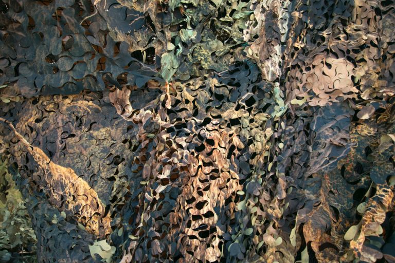 Hilario Isola, Atelier del Camouflage, 2017, dettaglio della lavorazione del tessuto