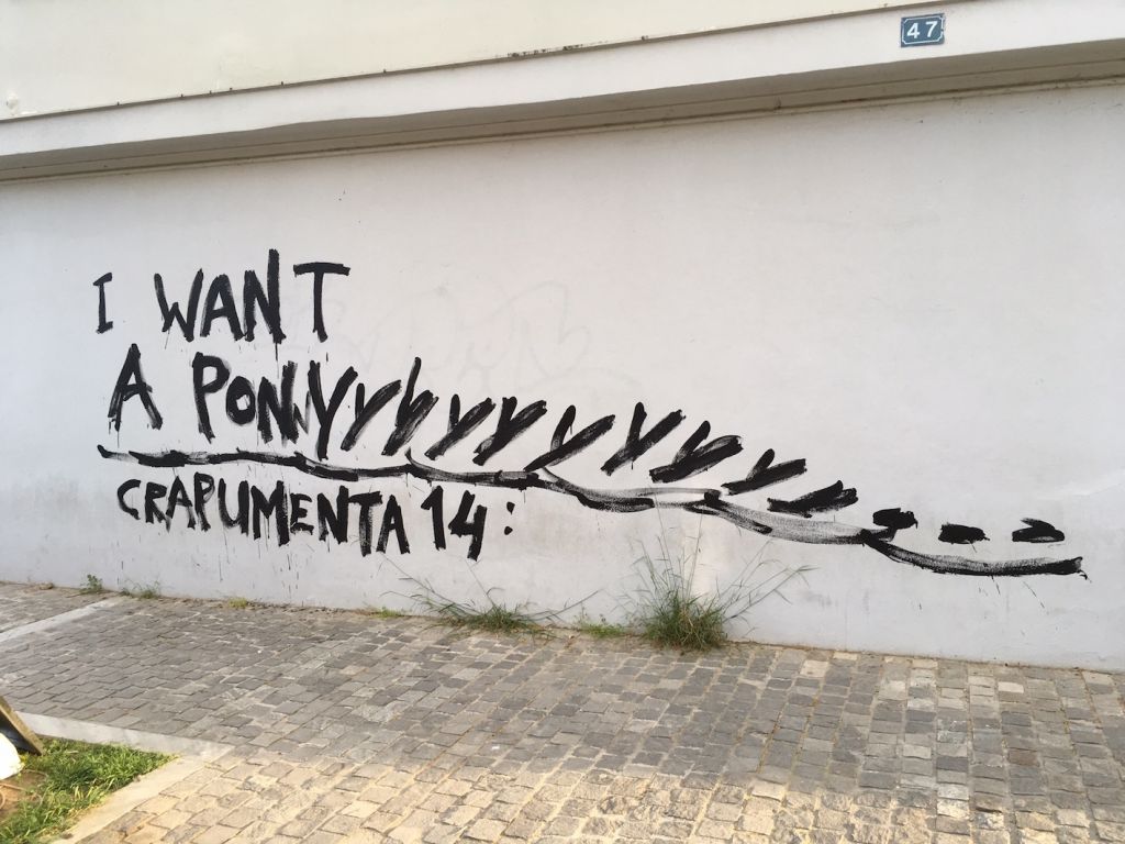 Crapumenta o documenta? I misteriosi graffiti comparsi ad Atene contestano la mostra