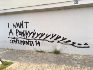 Crapumenta o documenta? I misteriosi graffiti comparsi ad Atene contestano la mostra