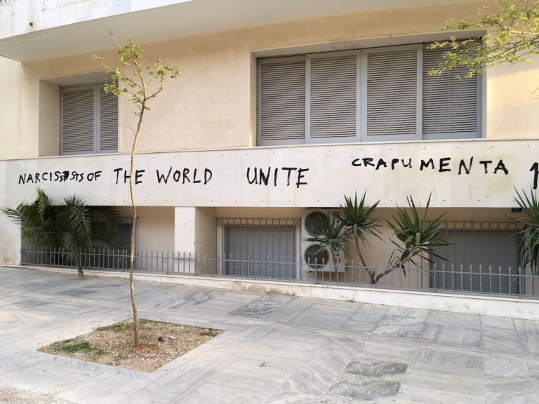 i graffiti ad Atene per "crapumenta"