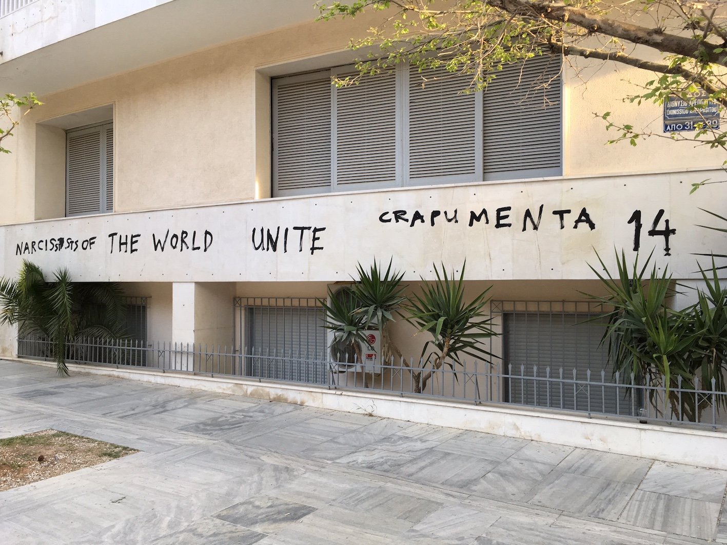i graffiti ad Atene per "crapumenta"