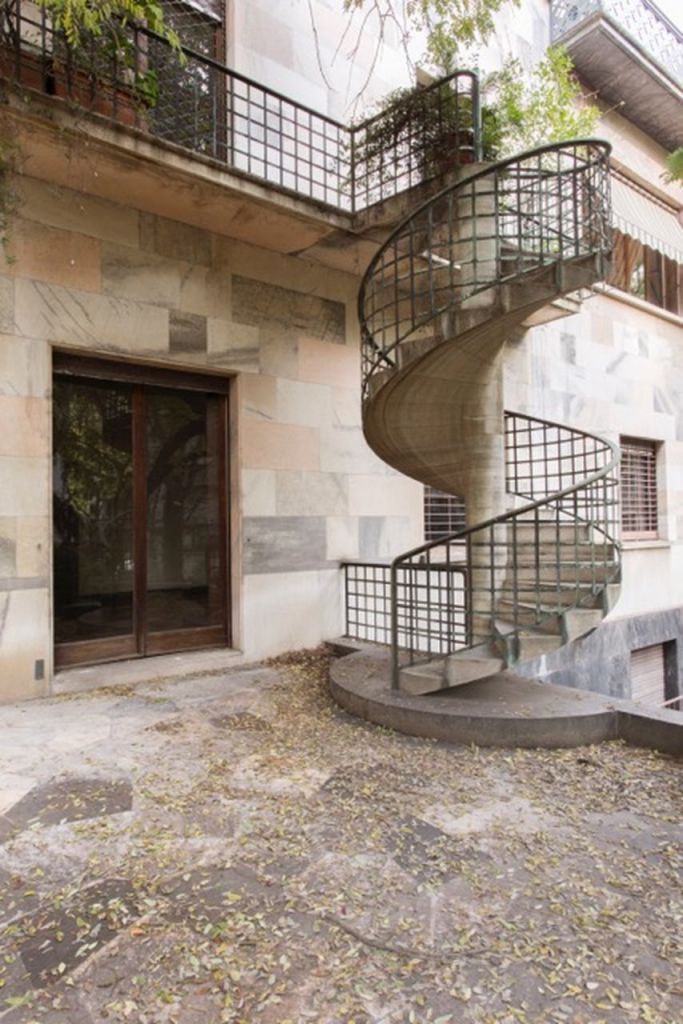 De Carlo apre nel 2019 un nuovo spazio a Milano in un palazzo degli anni ‘30. La quinta galleria