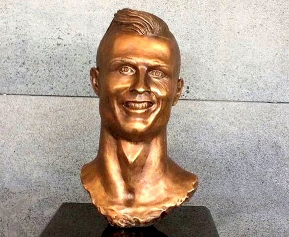 Il ritratto in bronzo di Cristiano Ronaldo (foto cheapgoals.com)