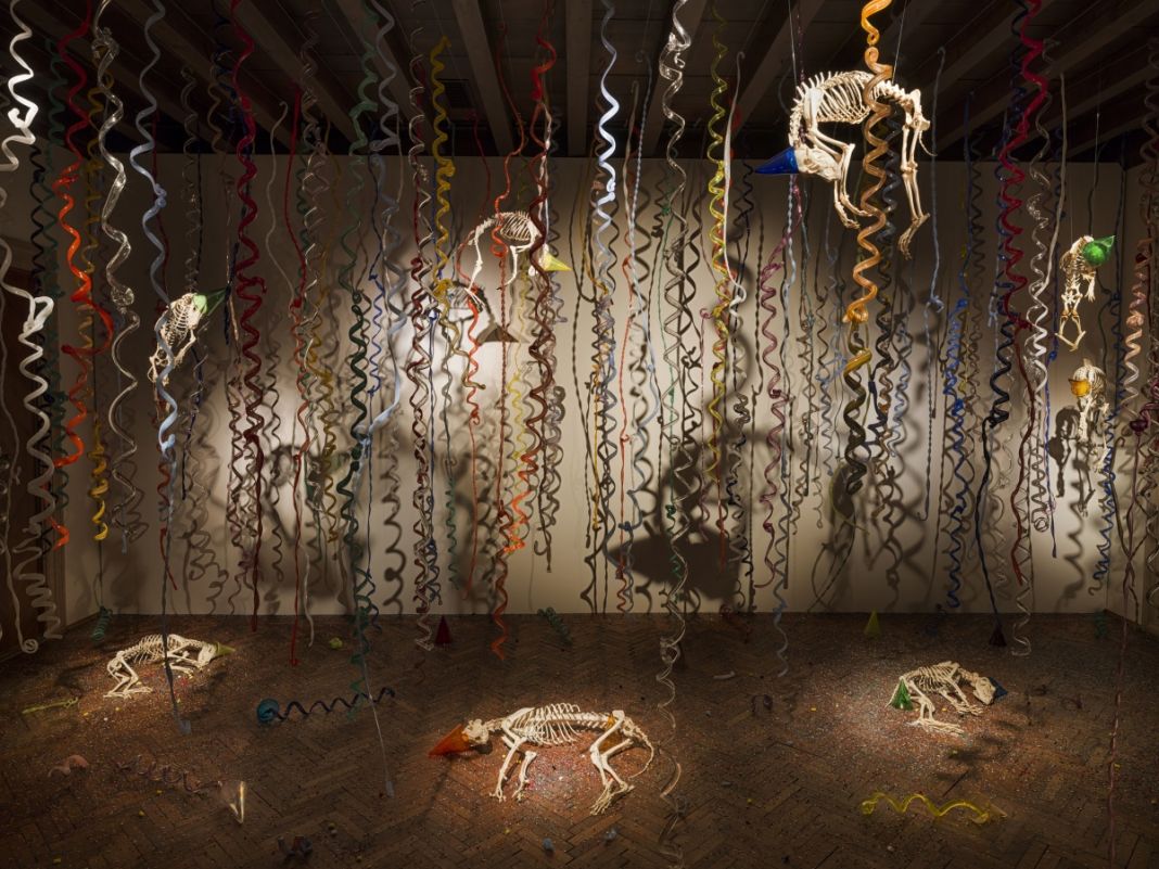 Jan Fabre, The Catacombs of the Dead Street Dogs (2009-2017), dimensioni variabili, vetro di Murano, scheletri di cani, acciaio, photo Pat Verbruggen, copyright Angelos bvba