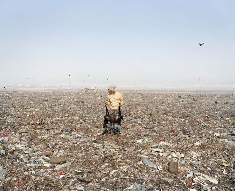 Jim Goldberg (New Haven, USA, 1953), Mezzogiorno di fuoco, discarica di Dhaka, Bangladesh, dalla serie “Open, See”, 2007 © Jim Goldberg, Courtesy of the artist, PaceMacGill Gallery (NY), and Casemore Kirkeby (SF)