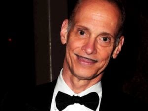 Il regista John Waters, selezionato dalla Biennale di Venezia, apre un camping per adulti